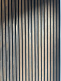 Akustikpaneel Walnuss – Holzmaserung und schwarzer Filz im Detail